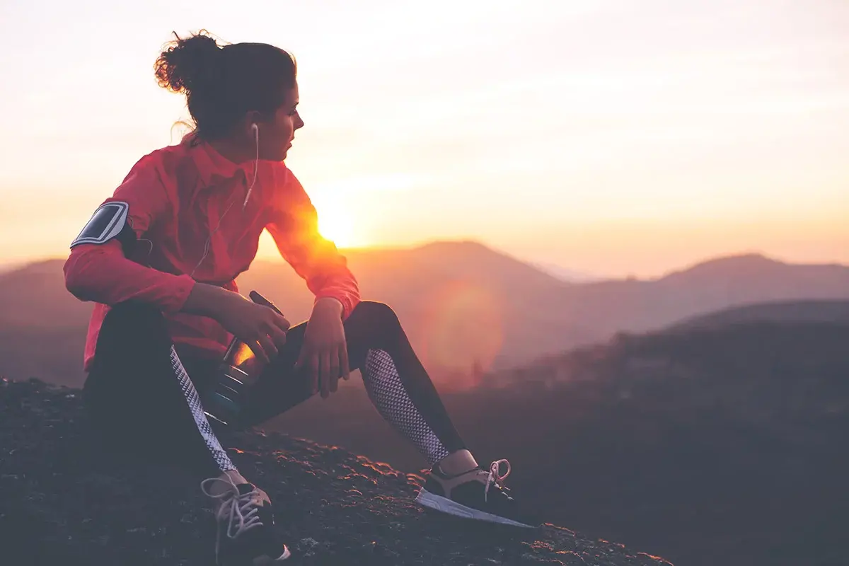 تصویر یک زن ورزشکار در حال ریکاوری بدن در طبیعت